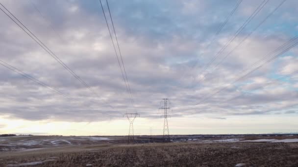 Tiefflug Unter Hochspannungsleitungen Entlang Stählerner Strommasten Der Kanadischen Prärie — Stockvideo
