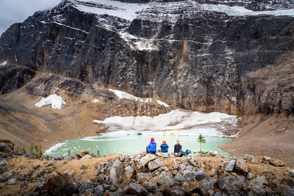 Single Mother Her Two Children Overlooking Melting Glacier Edith Cavell — Stock Photo, Image