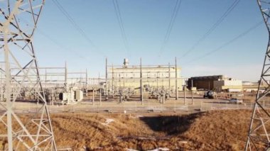 Hava ters takip uçuş iletim kuleleri ve Alberta Kanada 'da bir güç üretim tesisi.