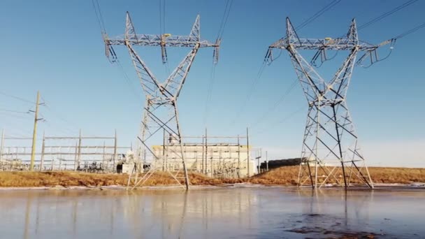 Χαμηλή Εναέρια Πτήση Των Πύργων Μετάδοσης Αντανακλώντας Μια Παγωμένη Λίμνη — Αρχείο Βίντεο