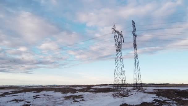 Latanie Niskopowietrzne Liniami Energetycznymi Wieżami Transmisyjnymi Preriach Alberty Zimą — Wideo stockowe