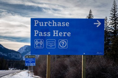 Kananaskis Alberta Canada, 31 Ocak 2022: Birleşik Muhafazakar Parti tarafından getirilen yeni bir İl Parkı Geçidi şartı.
