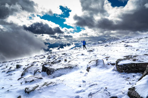 Турист Делает Селфи Вершине Горы Видом Долину Сквозь Облачное Небо — стоковое фото