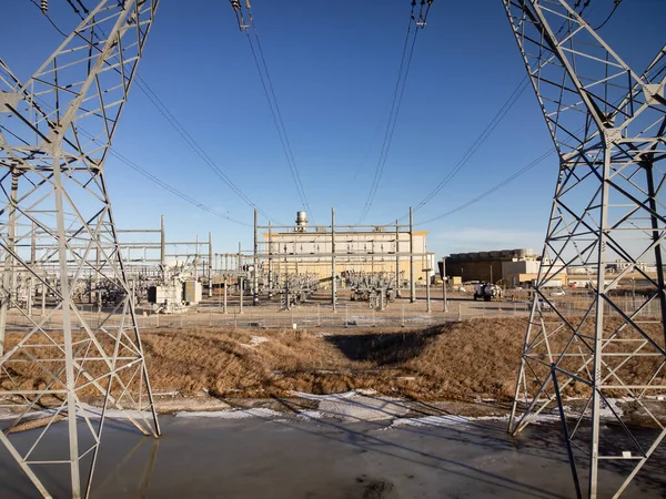 Aktarım kuleleri ve Alberta Kanada 'da bir doğal gaz enerji üretim tesisi.