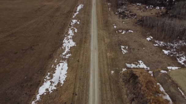 通往落基山脉的空中砾石路暴露出在加拿大拍摄的照片 — 图库视频影像