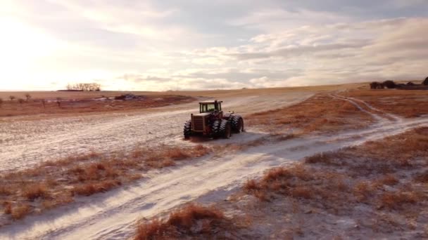 Obrót Powietrzny Wokół Zabytkowego Ciągnika Pokrytych Śniegiem Preriach Ameryce Północnej — Wideo stockowe