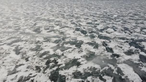 Antenn Lutning Avslöjar Frusen Reservoar Och Avlägsen Tundra Alberta Kanada — Stockvideo