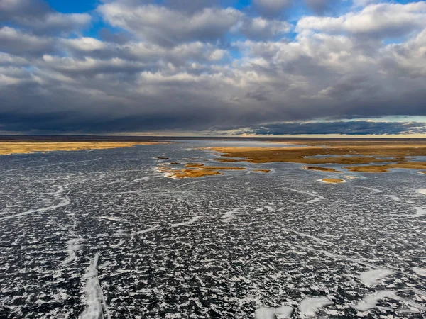 Vista Aérea Reservatório Vale Rastejante Coberto Gelo Tundra Congelada Durante — Fotografia de Stock