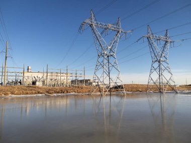 Enerji hatları ve Calgary Alberta Kanada 'da temiz enerji üreten bir doğal gaz santrali olan büyük aktarım kuleleri.