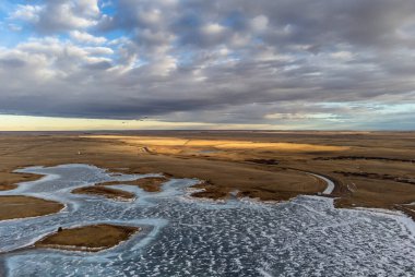 Alberta Canad 'da kış boyunca Emekleme Vadisi Reservoir ve donmuş tundra boyunca geniş çatlakların havadan görüntüsü