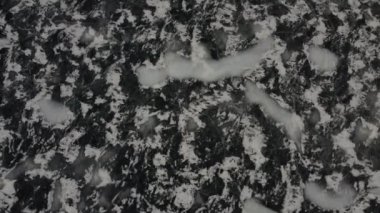 Donmuş tundranın yukarıdan görünüşü ve kar desenli buz çatlakları.