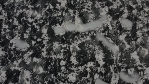 Alto Aspecto Aéreo Tundra Congelada Grietas Hielo Con Patrones Nieve — Vídeos de Stock