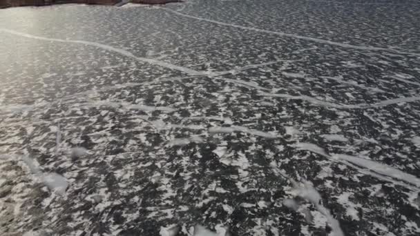 Revelación Inclinación Aérea Lago Pradera Congelada Con Grandes Grietas Hielo — Vídeo de stock