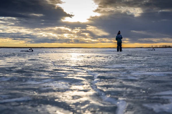 Niño Pescando Hielo Lago Congelado Con Dramático Reflejo Del Cielo —  Fotos de Stock