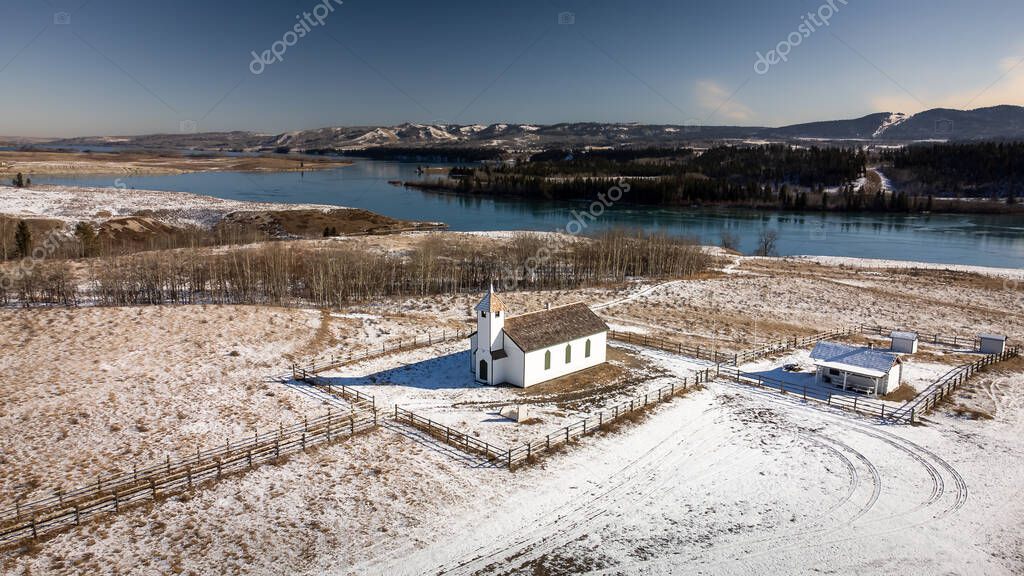 Vista aérea de la histórica iglesia McDougall United con Ghost Lake al fondo en Alberta