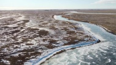 Donmuş bir kanalda, Newell County Alberta Canada Kuzey Amerika 'da donmuş tundralar üzerinde yüksek hava uçuşları..