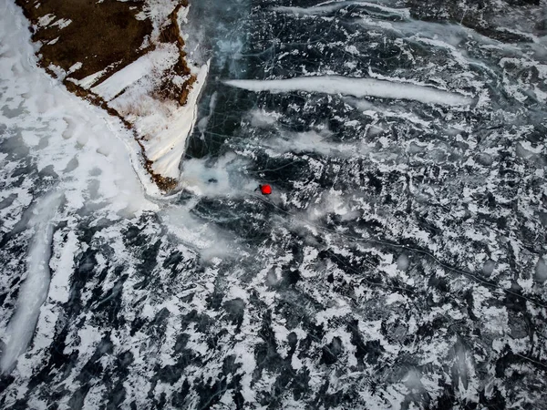 Высокий Вид Сверху Красную Палатку Льдом Замёрзшем Озере Большими Трещинами — стоковое фото