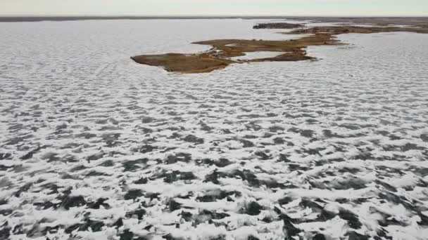 Vuelo Aéreo Alto Sobre Lago Helado Cubierto Nieve Una Tundra — Vídeos de Stock