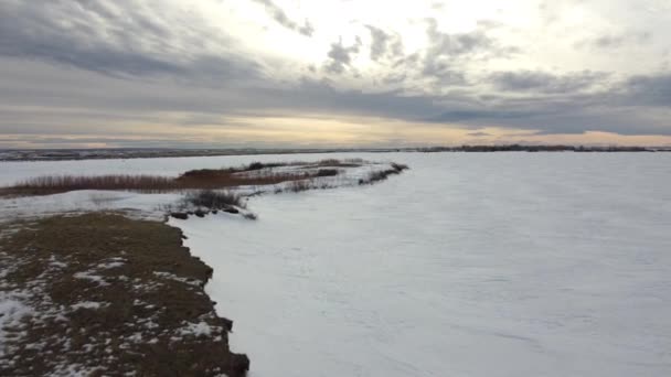 Воздушные Замороженные Острова Отслеживания Полета Закате Расстояния Люди Ловят Лед — стоковое видео