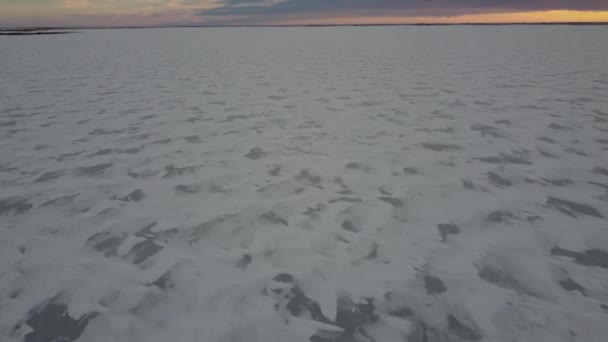 Vysoký Náklon Vzduchu Odhaluje Zamrzlé Jezero Severoamerickou Tundru Při Západu — Stock video