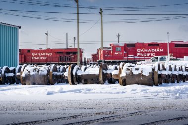 Calgary Alberta Kanada, Mart 04 2022: Tren Lokomotifleri ve tren tekerlekleri Kanada Pasifik Demiryolu bakım tesisinde depoda.