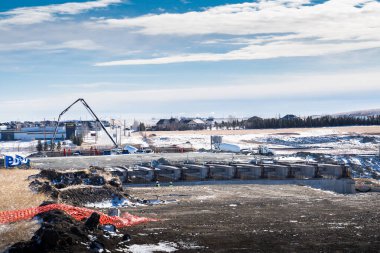 Airdrie Alberta Kanada, 24 Mart 2022: 40. bulvarda çimento kamyonlarıyla yapım aşamasındaki yeni QE2 otoyolu üstgeçidi.