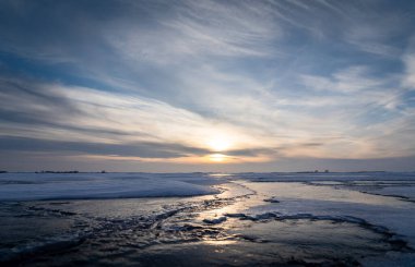 Newell County Alberta Kanada 'da gün batımında donmuş bir gölde buzun yansıması..