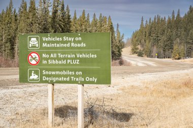 Kananaskis Alberta Canada, Nisan 02 2022: YTD 'nin Sibbald Flats Trail' i boyunca bir İl Parkları tüzüğü imzası