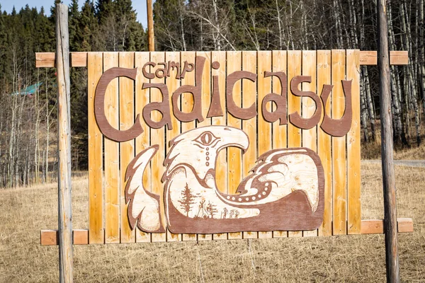 Kananaskis Alberta Kanada, 30 Mart 2022: Kamp Cadicasu yaz kampı tahta tabelası Sibbald Flats Yolu üzerinde.
