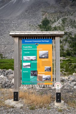 Crowsnest Pass Alberta Canada, 23 Temmuz 2021: Crowsnest Geçidi 'ndeki Frank Kaydırağı yakınlarındaki tarihi yol boyunca ilgi noktası.