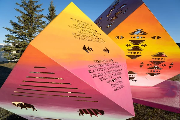 Airdrie Alberta Canada, 10 Ekim 2021: Rocky view Okul Bölümü 'nde yerleşim okulu kurbanlarının tanınması amacıyla ilk ülkeler sanat sergisi.