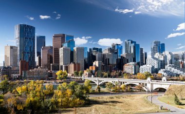 Calgary şehir merkezi sonbahar renklerinde ofis binaları ve merkez sokak köprüsü ve Alberta Kanada 'daki Riley parkı da dahil olmak üzere popüler simgeler..