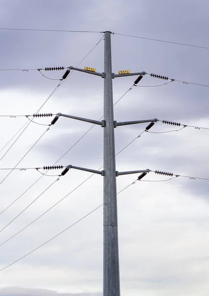 Gran Poste Acero Alto Cielo Sosteniendo Líneas Servicios Públicos Comunicación — Foto de Stock