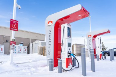 Rocky View County Alberta Canada, 20 Nisan 2022: Petro Canada hızlı şarj istasyonu Kanada 'nın Electric Highway ağı.