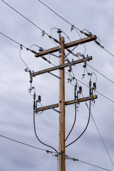 Ein Großer Hölzerner Strommast Mit Hochspannungsleitungen Und Kommunikationskabeln Steht Hoch — Stockfoto