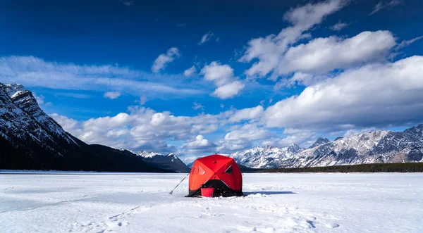 加拿大艾伯塔省卡纳纳斯基斯市立在落基山脉结冰湖上的一个捕鳟鱼冰篷 — 图库照片