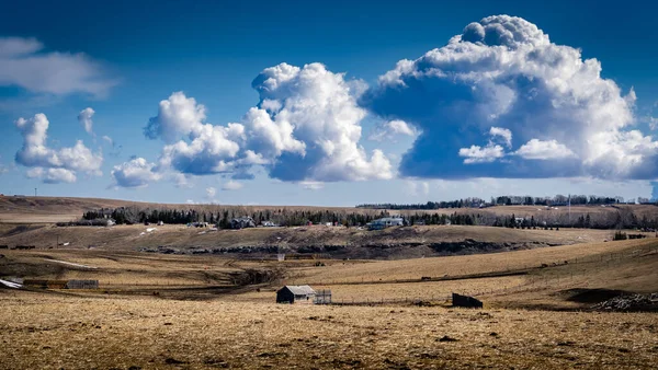 Eine Landwirtschaftliche Szene Mit Alten Getreideschuppen Und Weit Entfernten Anwesen — Stockfoto