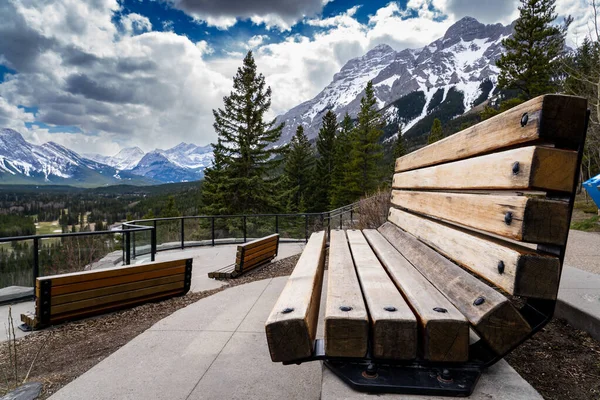 位于加拿大落基山脉的卡纳纳斯基斯小屋 公园长椅俯瞰着高山谷景 — 图库照片