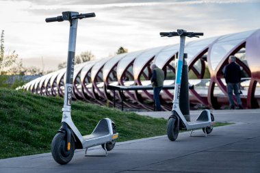 Calgary Alberta Kanada, 16 Mayıs 2022: İki kuş E-scooter Barış Köprüsü ve Prenses Adası Parkı yakınlarındaki popüler bir turistik bölgede bisiklet yolu boyunca park etti..