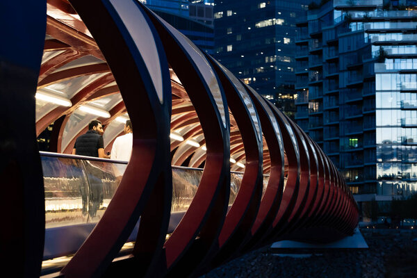 Калгари Альберта Канада, 16 мая 2022 года: Мост Мира с пешеходами, спроектированный испанским архитектором Сантьяго Калатравой на заднем плане.