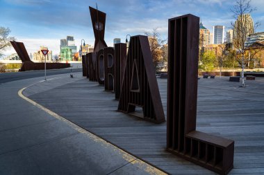 Calgary Alberta Canada, 22 Mayıs 2022: Gaziler ve askerlerin anısına işlek bir kavşakta Memorial Drive metal sokak sanatı.