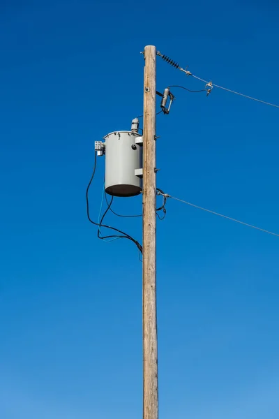 Poste Energía Aislado Con Utilidades Trabajo Transformador Contra Cielo Azul — Foto de Stock