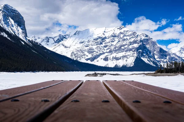 位于加拿大卡纳纳斯基斯省立公园的一个旅游胜地 一个没有人可以俯瞰加拿大落基山脉山谷的野餐桌 — 图库照片