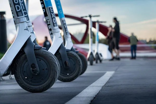 Calgary Alberta Canada, 22 Mayıs 2022: Kiralık elektrikli scooterlar şehir merkezindeki alternatif ulaşım araçları için belirlenmiş bir yere park edildi..