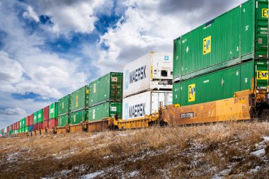 Calgary Alberta Canada, 30 Nisan 2022: Kanada Pasifik yük treni Ogden tren istasyonları üzerinden önemli küresel tedarik zinciri malları taşır.
