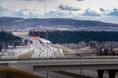 Calgary Alberta Kanada, Haziran 1 2022: Bow Nehri üzerinde inşa edilen Stoney Trail köprüsü.