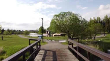 Airdrie Alberta Kanada, Haziran 07 2022: Yağmur fırtınasından sonra Nose Creek Parkı 'nda kimsenin olmadığı bir bisiklet yolunun üzerindeki uçuş.