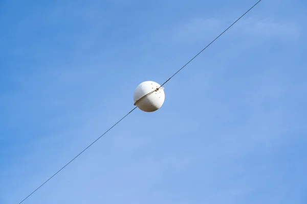 Una Esfera Advertencia Avión Blanco Una Línea Transmisión Para Proteger — Foto de Stock