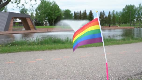 Airdrie Alberta Canada Juni 2022 Miniregnbågsflagga Allmän Gångväg Som Ett — Stockvideo