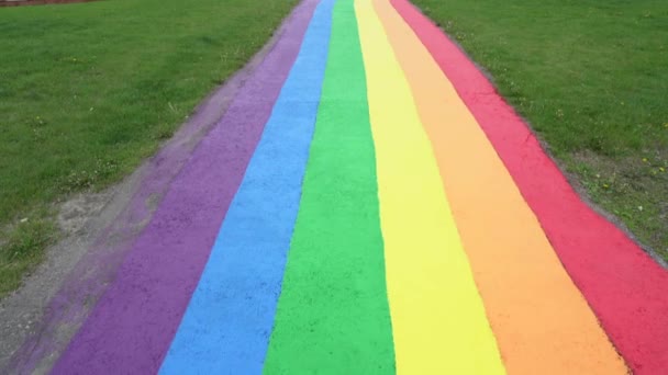 加拿大艾伯塔机场 2022年6月7日 追踪在公共道路上喘息的彩虹色的运动 以表彰骄傲月 — 图库视频影像